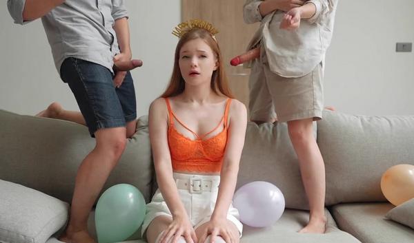 Загадала желание: член по больше, а тут 2 парня появились с нормальным калибром. Дилемма!