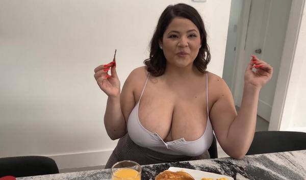 Толстушка с круглой сочной жопой без комплексов потрахаться в любых позах